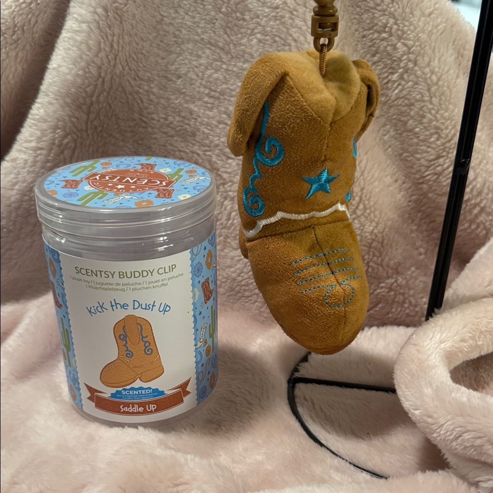 Scentsy Buddy Clip - Kick the Dust Up Scented with Brown and Blue